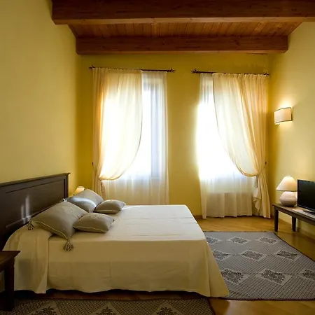 Piazza Azuni 18 게스트하우스 4*