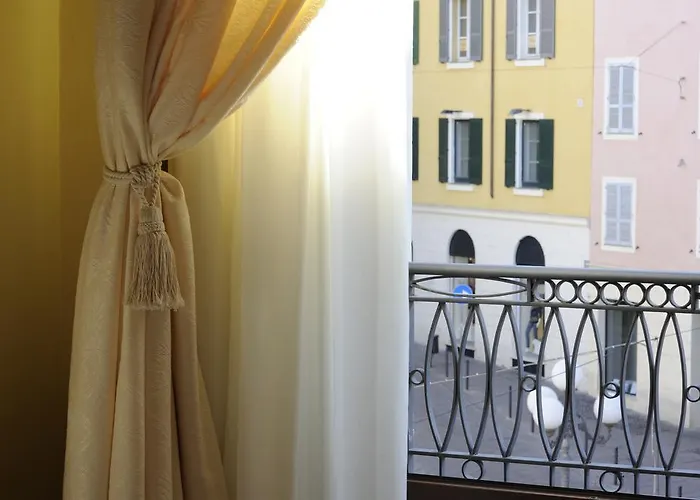 阿祖尼广场18号旅馆 4* 萨萨里